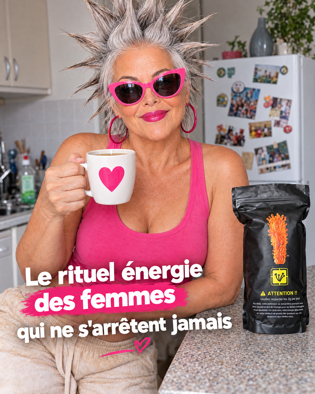 Femme tenant une tasse d'infusion de cordyceps devant son frigo